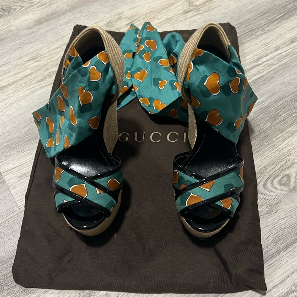 Gucci wedges size 34.